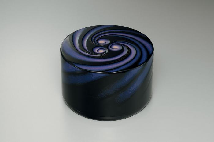 彫漆箱「誘う」