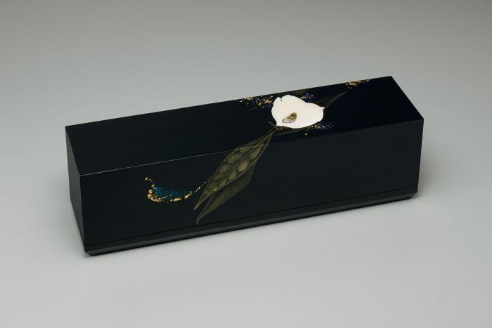 金胎螺鈿蒔絵漆箱「白椿」