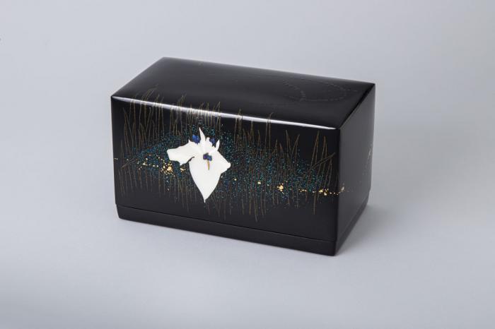 金胎螺鈿蒔絵漆箱「燕子花」