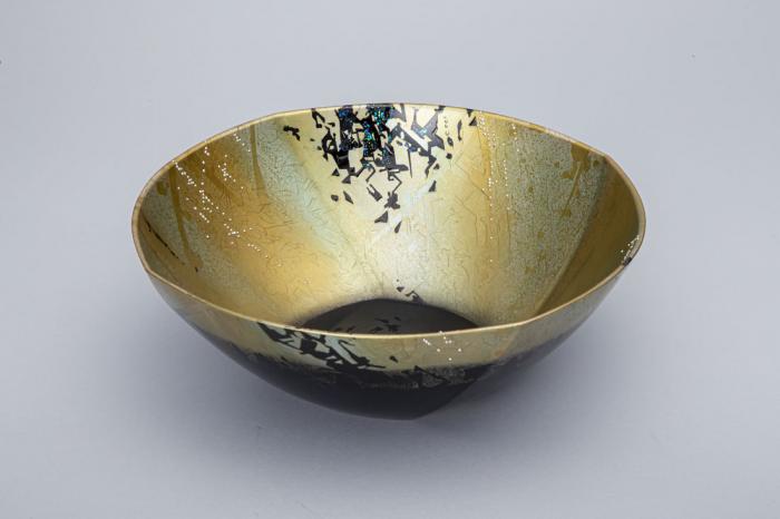 乾漆消粉透かし蒔絵盛器「鉱」