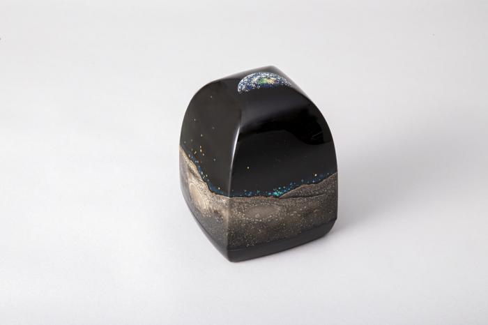 蒔絵箱「月面旅行　フォン・ブラウンの夢」