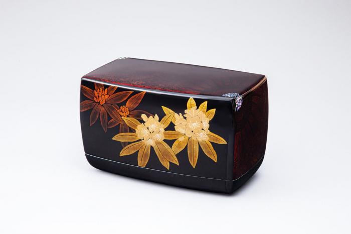 変塗蒔絵箱「高山の植物　ハイマツ・シャクナゲ」