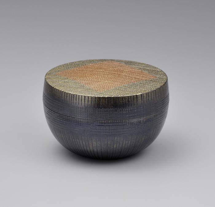 線刻金彩合子