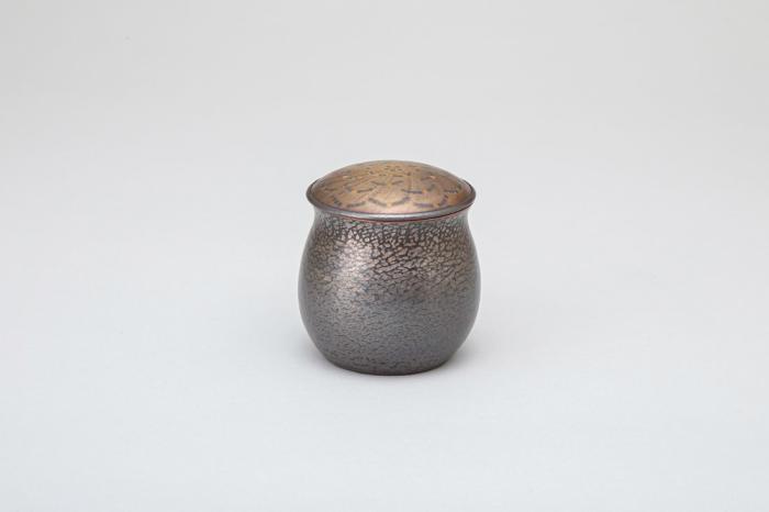 捻じれ花文蓋物