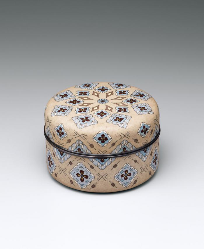 泥七宝華菱文蓋物