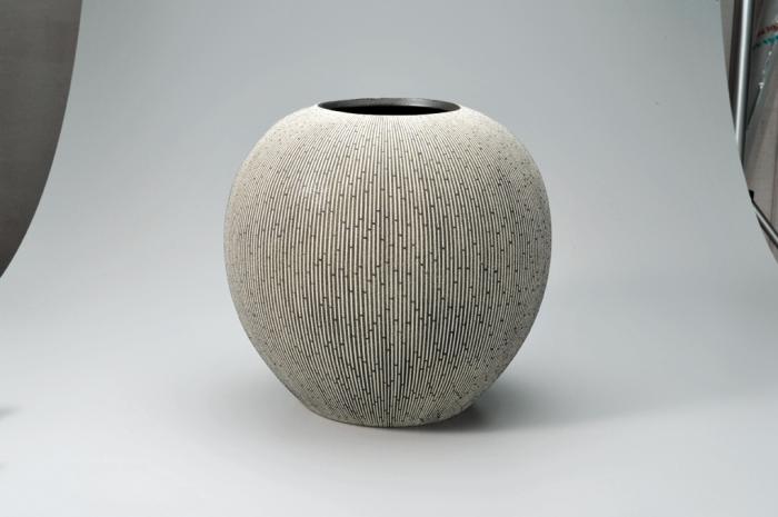 彩泥粒穴竹文壺