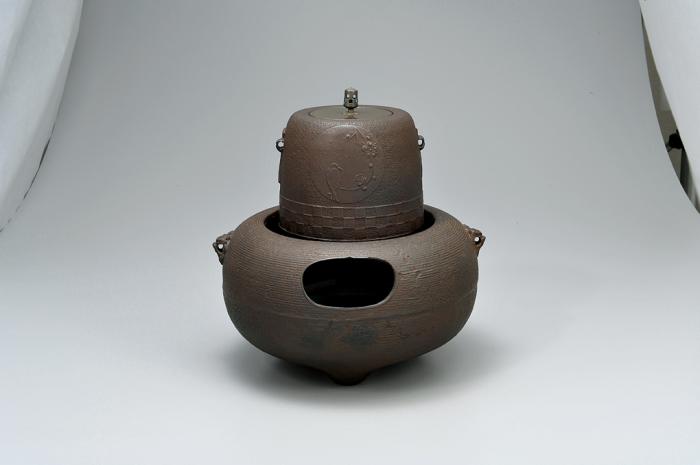 小禽図筒釜 糸目獅子鐶付鉄風炉