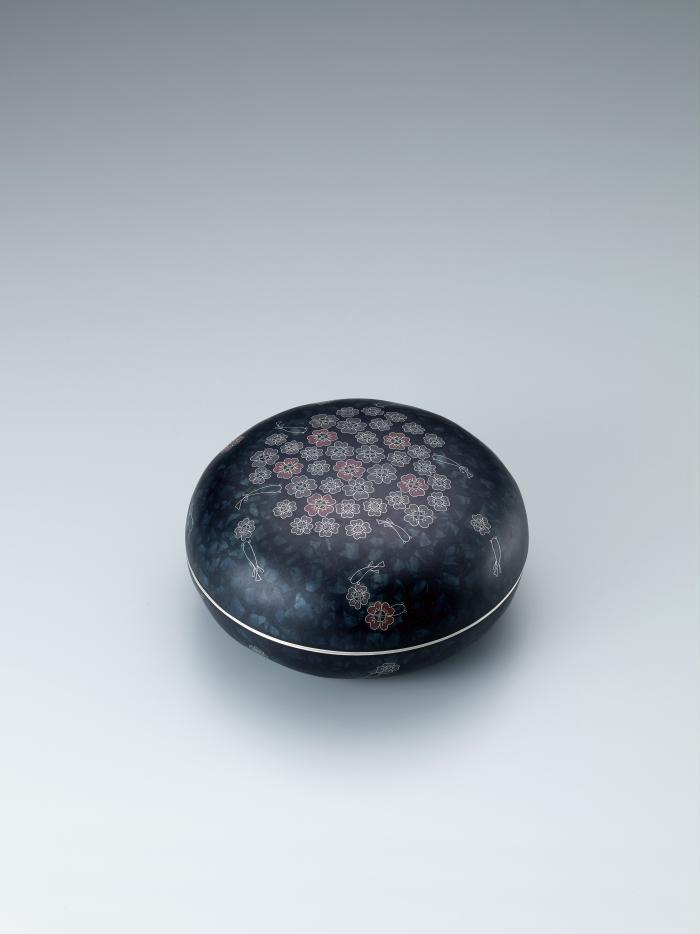 銀張有線七宝蓋物「春色の使者」