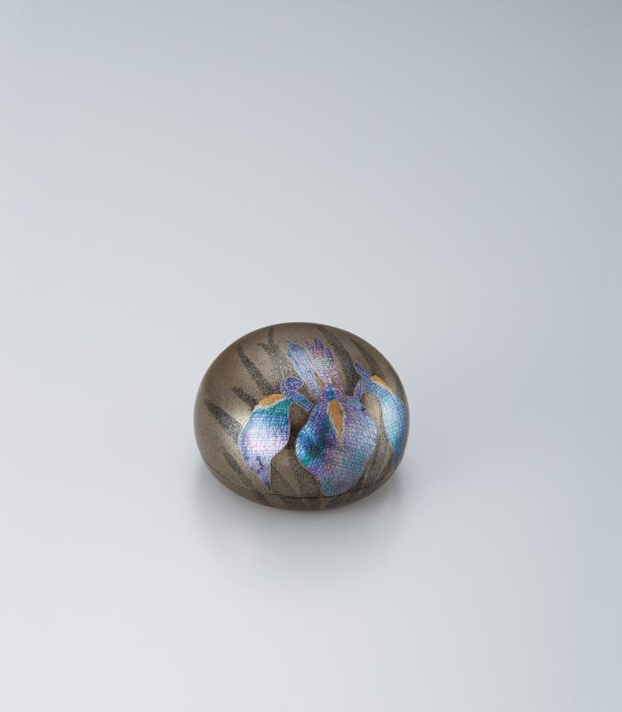 割貝蒔絵香合「燕子花」