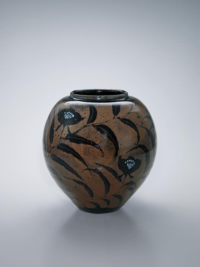 鉄釉草花文壺