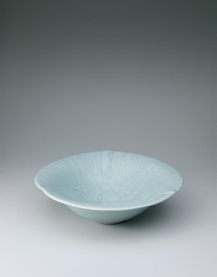 青瓷輪花鉢