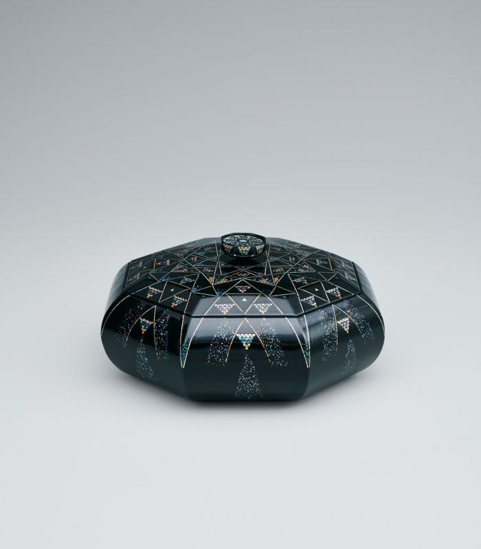 乾漆飾箱「万華鏡」