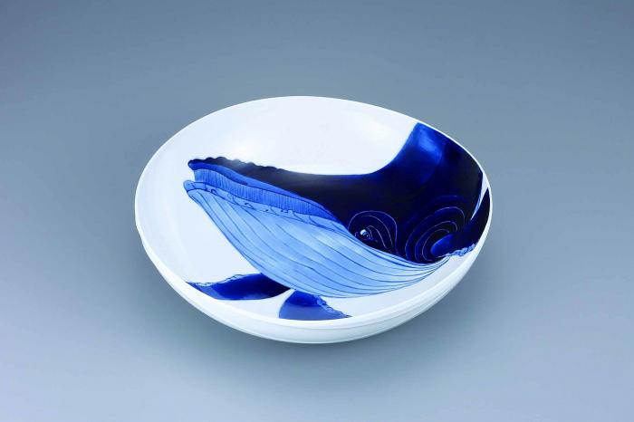 染付鉢　「鯨」