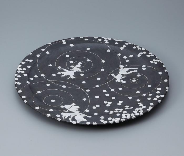 鉄絵掛分釉描大皿「花筏」