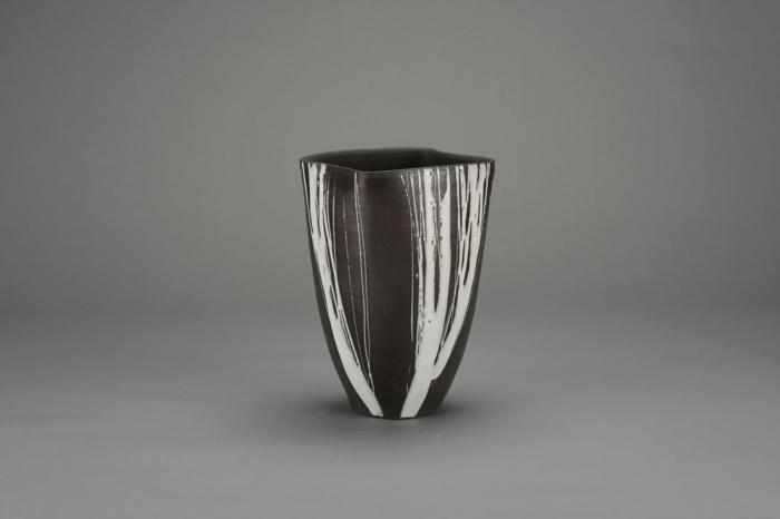 黒泥花器