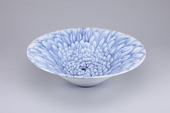 染付優細描大鉢　菊花