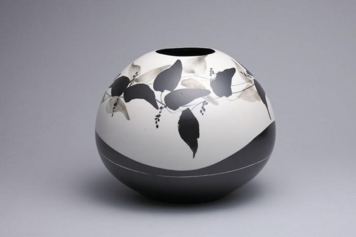 黒描山芋図壷
