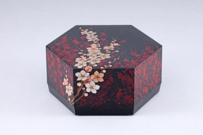 蒔絵六角箱　「春告草」