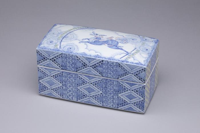 色絵染付優細描陶箱　麒麟