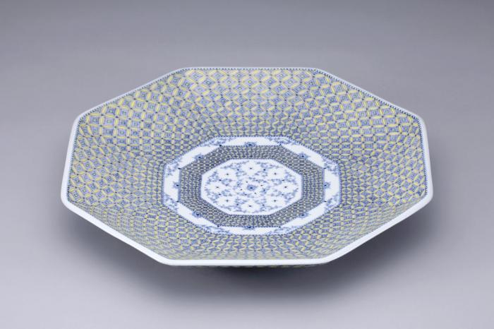 色絵染付優細描八角大皿