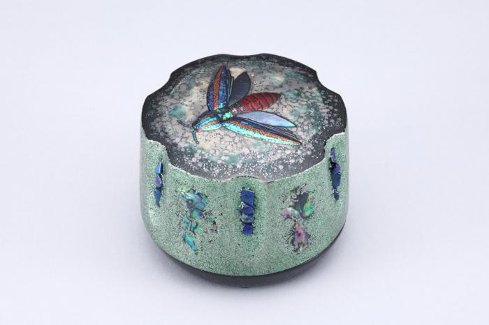 大和玉虫螺鈿蒔絵箱　「飛翔」