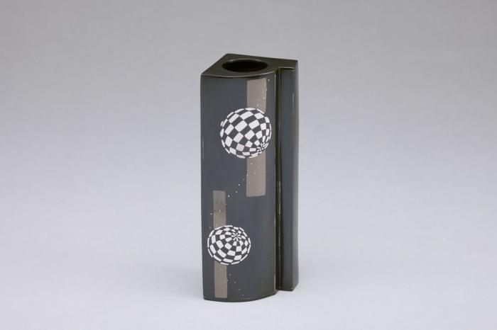 黒味銅象嵌花器「游」