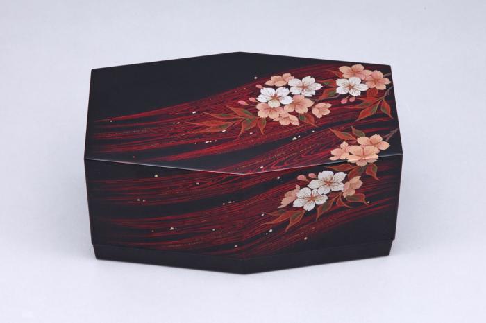 蒔絵六角箱「春の江」