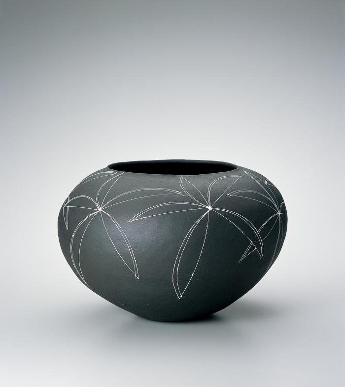 黒地堆白花文壺