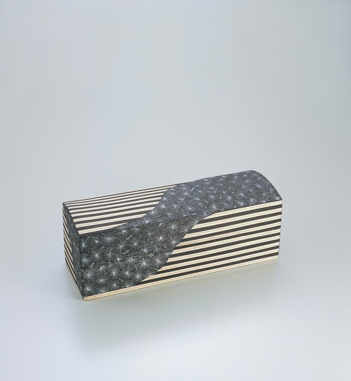 黒地縞堆白花紋陶筥