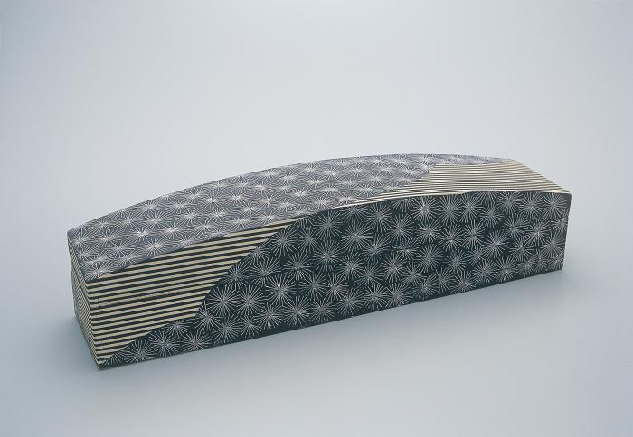 黒地縞堆白花紋陶筥