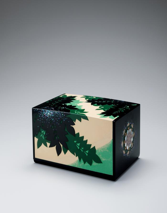 彫漆箱「萌動」