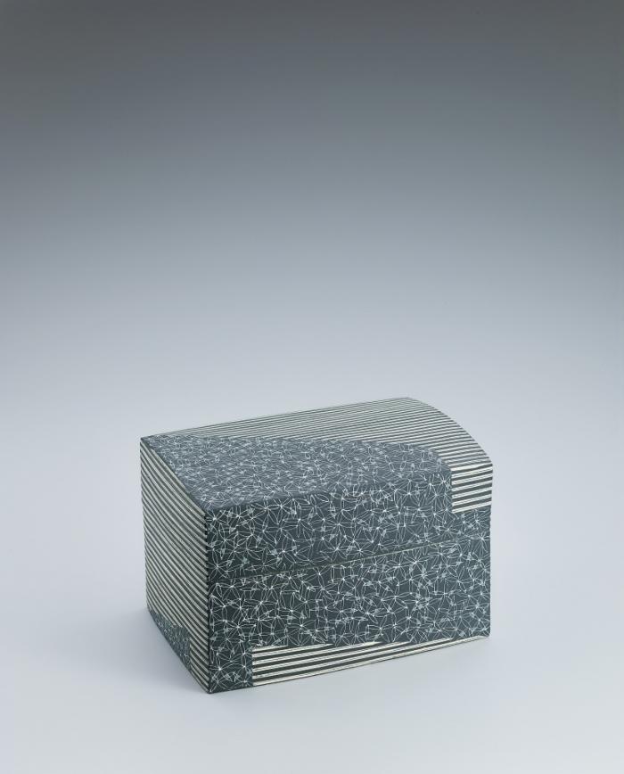 黒地縞堆二彩小花紋陶筥