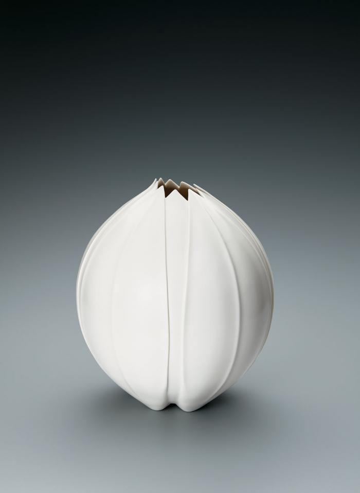 白牙釉彫文壺