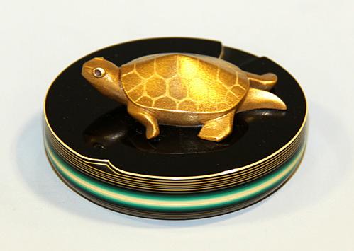 堆漆香合