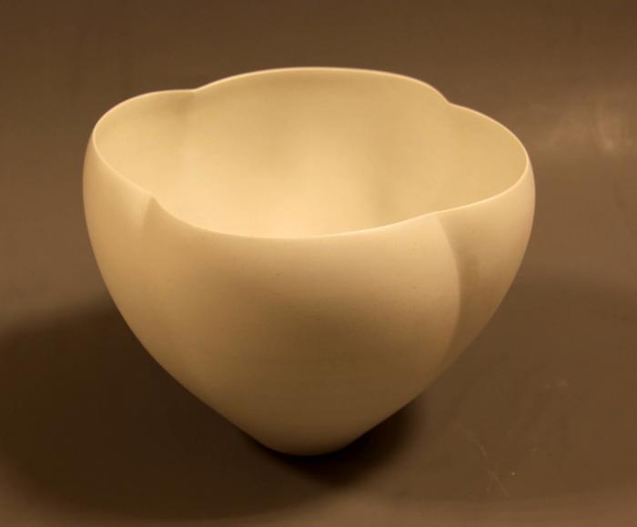 青白磁鉢「花」