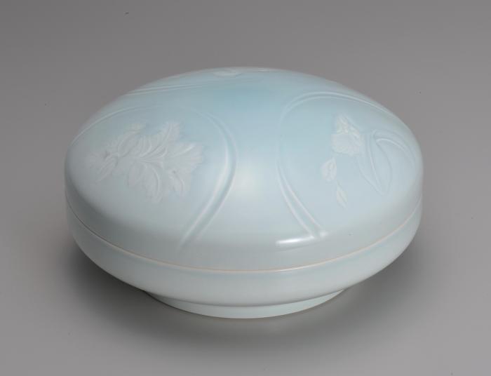 青白磁カトレア彫文陶筥