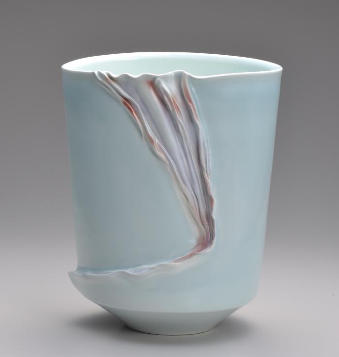 青白磁彩磁花器「暁の潮流」