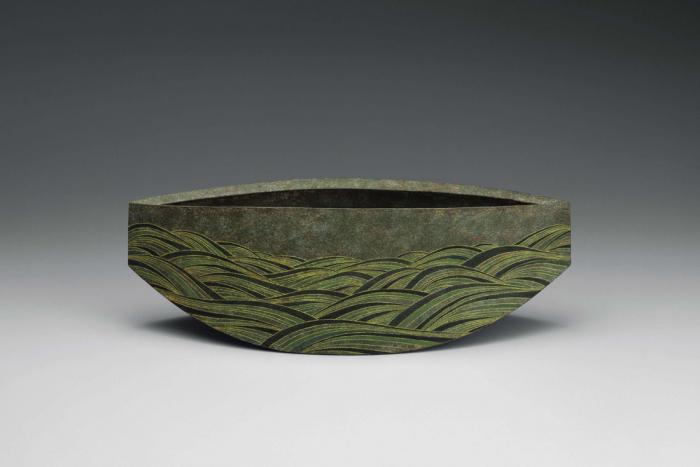 彩色化粧波線刻文花器