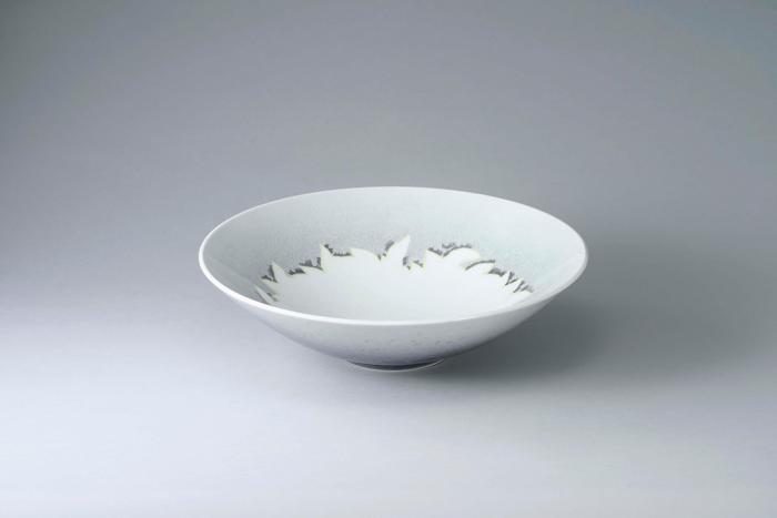 色絵雪花薄墨墨はじき椿文鉢