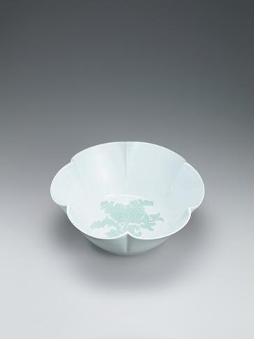 白磁緑釉牡丹彫文花形鉢