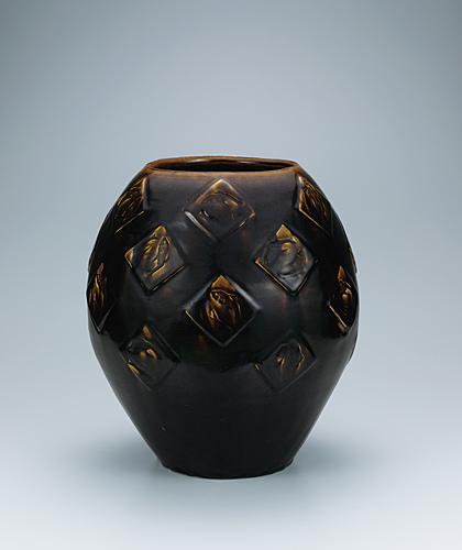 黒釉双魚紋壺