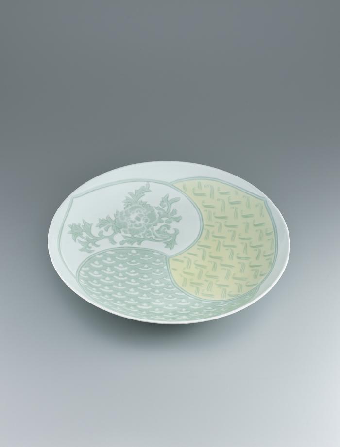 白磁黄緑釉彫文皿