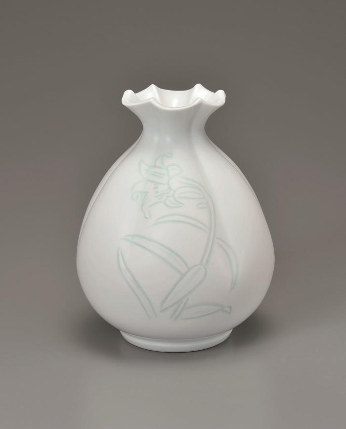白磁緑百合彫文百合口花瓶
