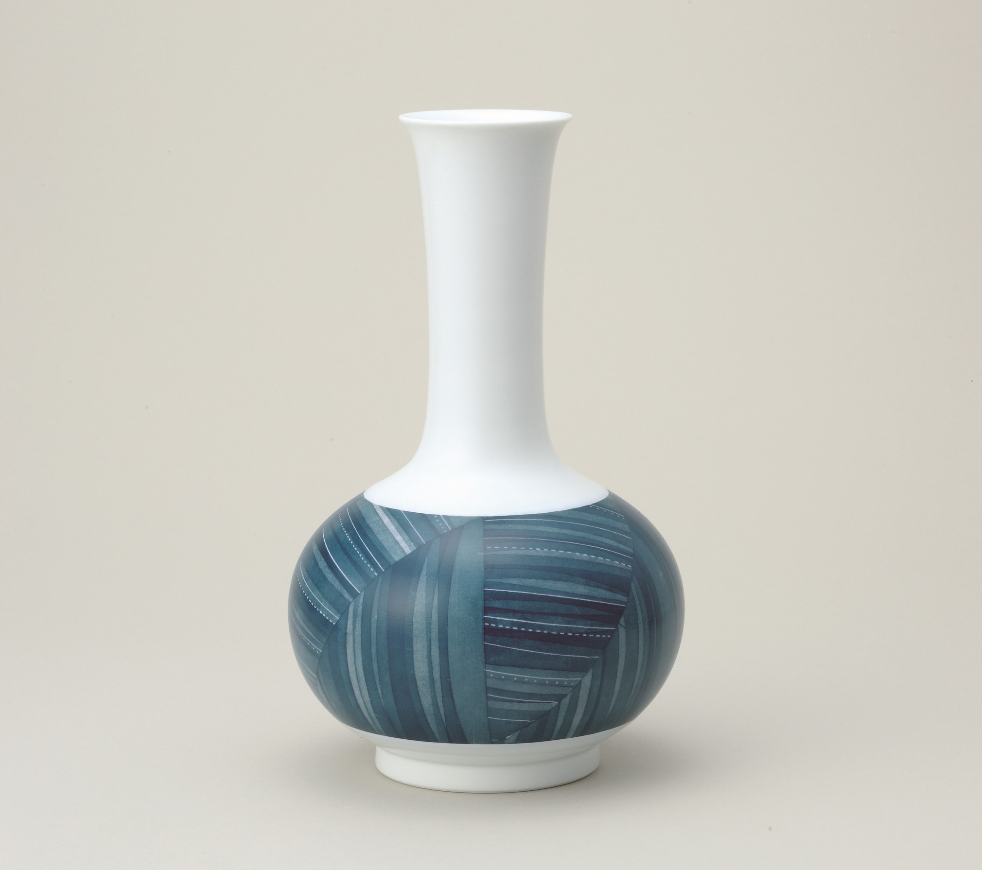 和紙染花瓶 中村 ゑ美こ 公益社団法人日本工芸会 和紙染花瓶 中村 ゑ美こ 公益社団法人日本工芸会