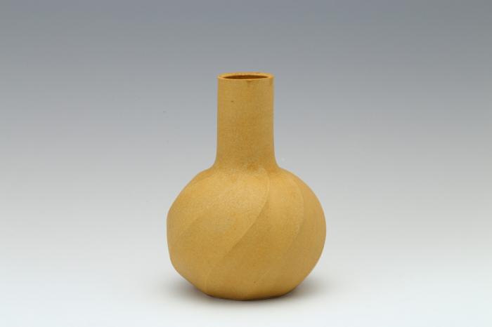 黄釉花瓶