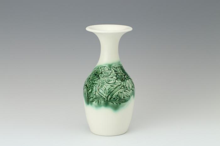 白瓷緑彩花瓶