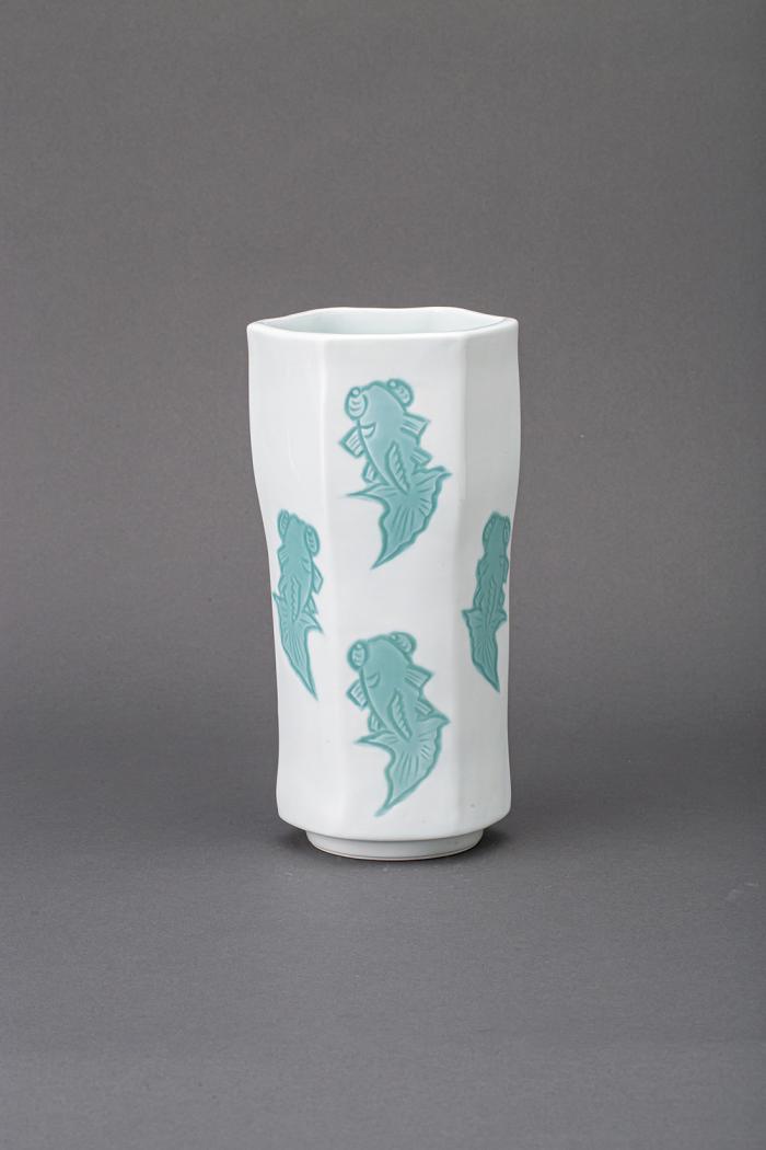 白磁緑釉金魚彫文面取花瓶