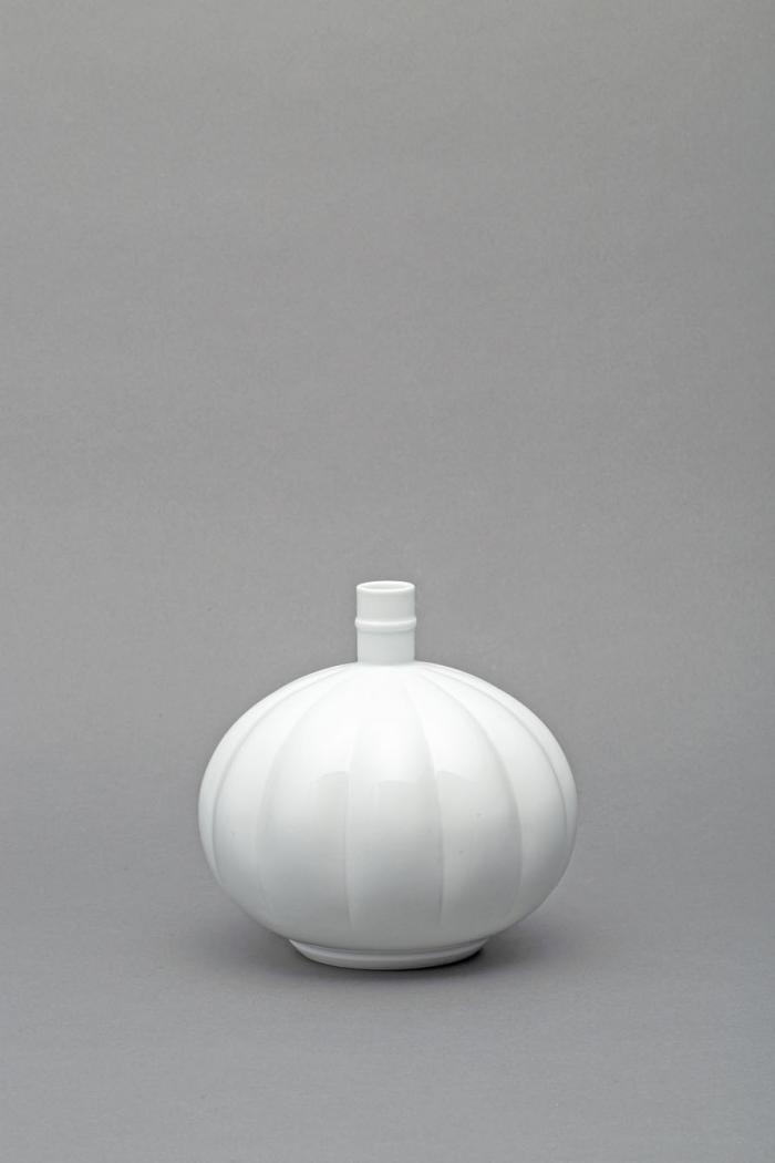 白磁菊彫文花瓶