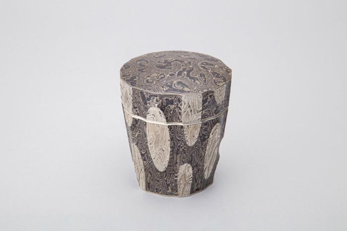 杢目金打出楕円文茶器