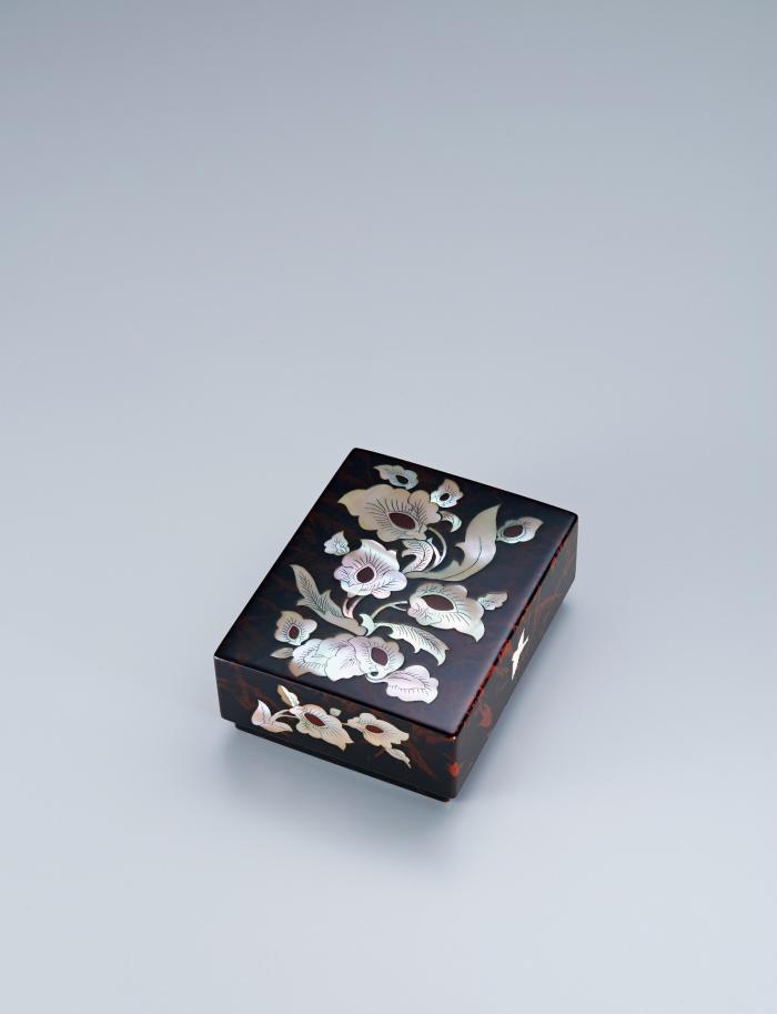 玳琩螺鈿花文小箱